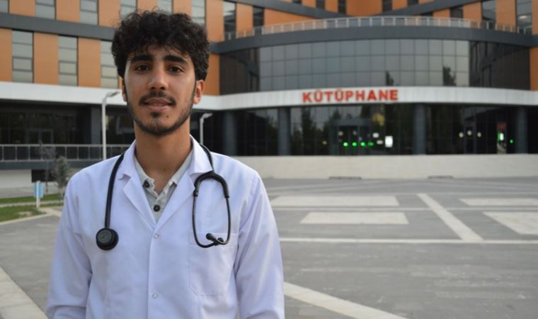 İnşaatında işçi olarak çalıştığı kütüphanede şimdi ders çalışıyor