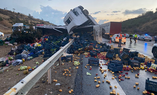 Sebze yüklü TIR devrildi: 1 yaralı