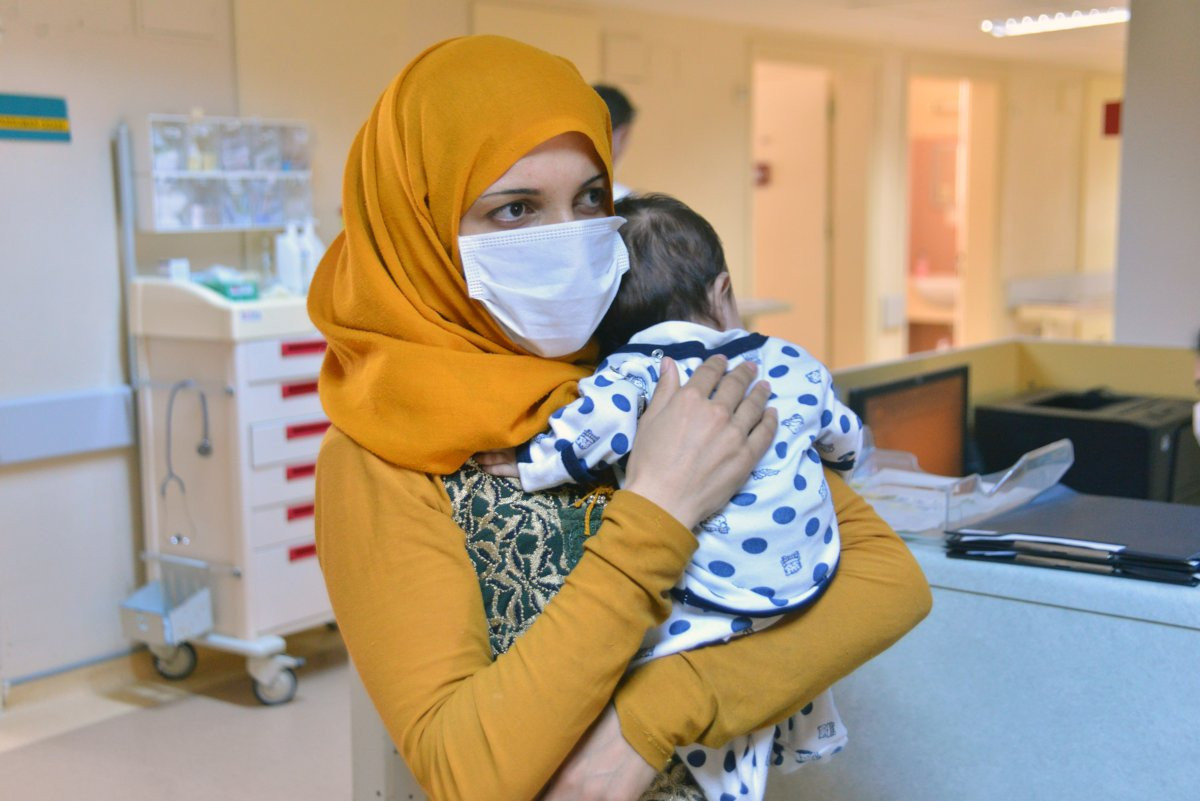 Kalbi dışarıda doğan bebek sağlığına kavuşturuldu