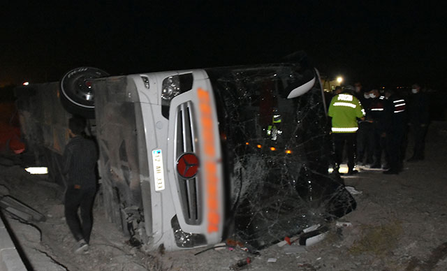 Yolcu otobüsü devrildi: 14 yaralı