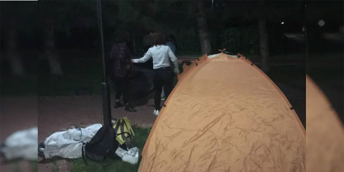 'Barınamıyoruz' diyerek parkta sabahlayan öğrenciler gözaltına alındı