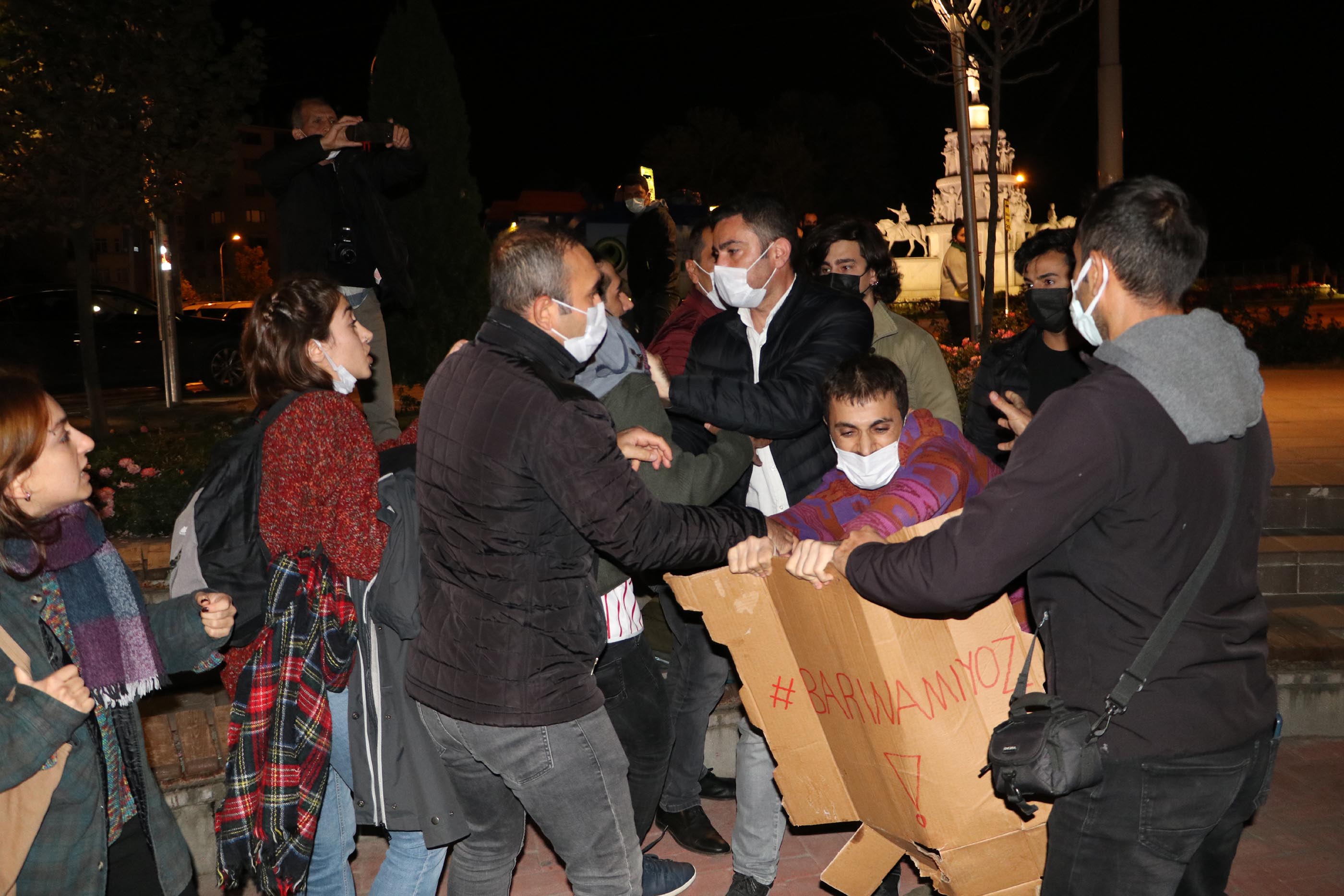 Eskişehir'de "barınamıyoruz" diyen öğrencilerin nöbetine polis izin vermedi, 6 gözaltı
