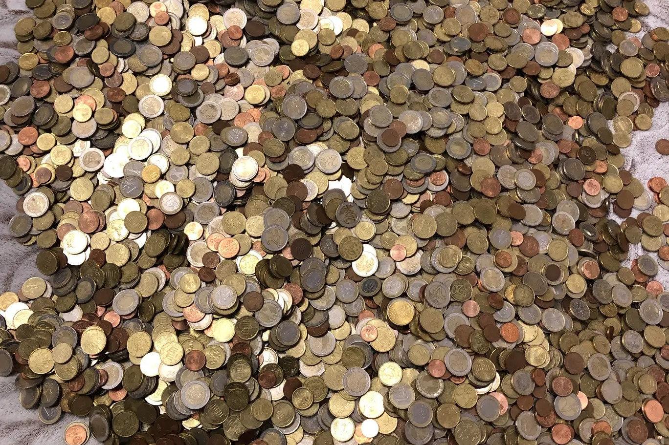 Beş yıl boyunca para üstü olarak aldığı bozukluklarla koleksiyon yaptı