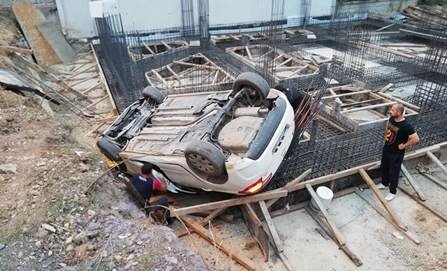 Fren yerine gaza basınca otomobil ile inşaata uçtu
