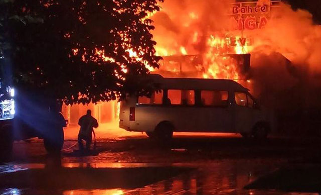 3 dükkan ve bir minibüs alev alev yandı