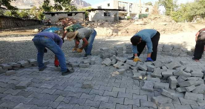 Derecik'te kilitli parke taşı döşeme çalışmaları devam ediyor