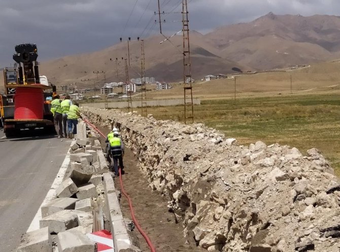 Yüksekova'da alt yapı çalışmaları devam ediyor