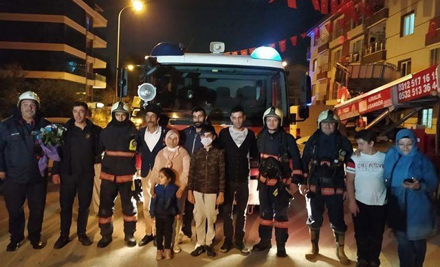Asılsız yangın ihbarına giden itfaiyecilere 'sürpriz' kutlama