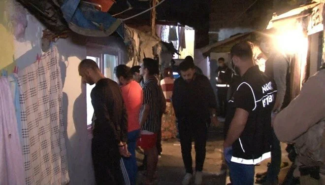 Sokak ortasında uyuşturucu kuyruğuna polis baskını