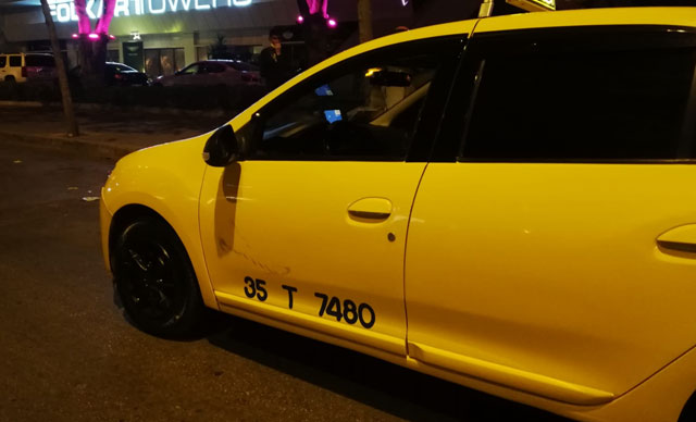 Yarış yapan otomobil yol kenarındaki taksi sürücüsüne çarptı