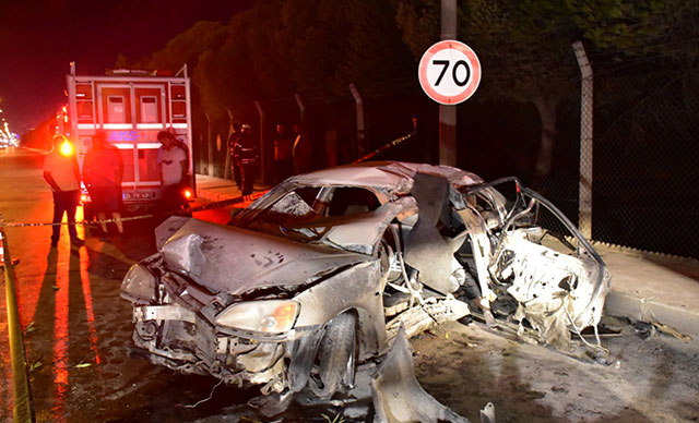 Otomobil beton bariyerlere çarpıp yandı; 1 ölü, biri ağır, 3 yaralı