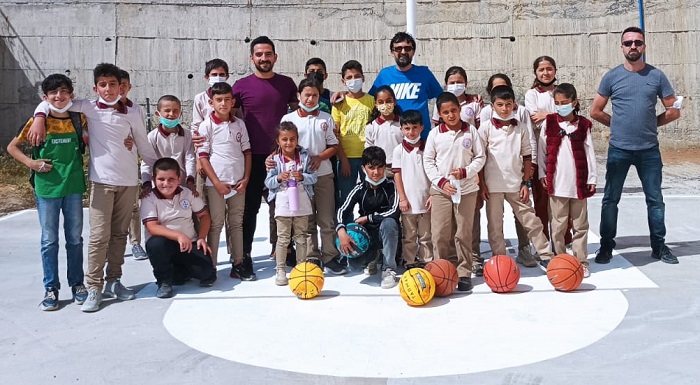 Öğrenciler istedi, Hakkari'de okul bahçesine pota yerleştirdi!