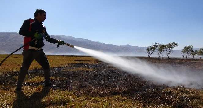 Kuş cennetindeki yangın yer yer devam ediyor