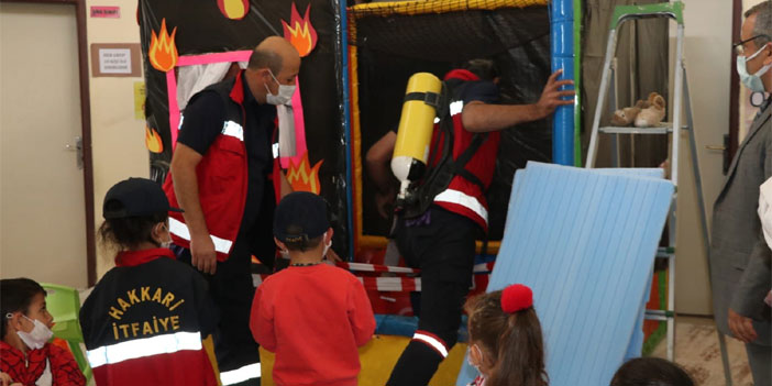 Hakkari'de anaokulu öğrencilerine yangın ve deprem eğitimi verildi