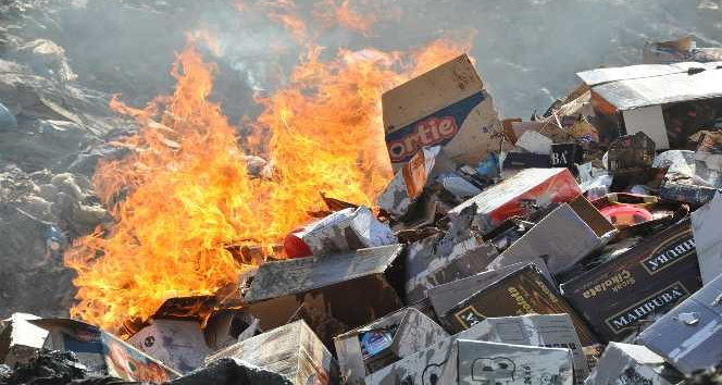 Yüksekova'da tarihi geçmiş 2 kamyon gıda imha edildi
