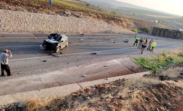 Otomobil ile TIR çarpıştı: 4 ölü, 2 yaralı