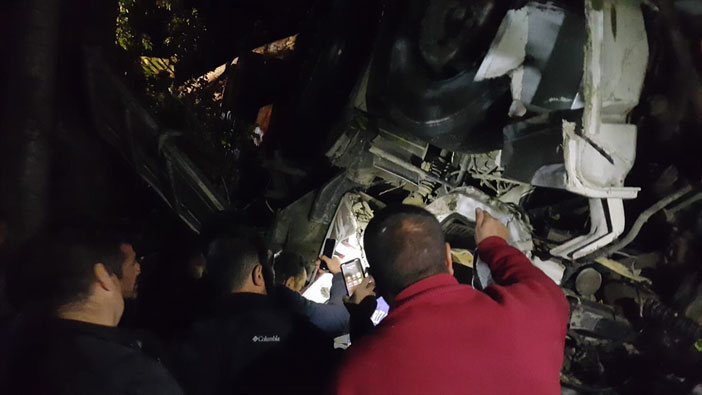 Kamyon devrildi: 2 kişi hayatını kaybetti