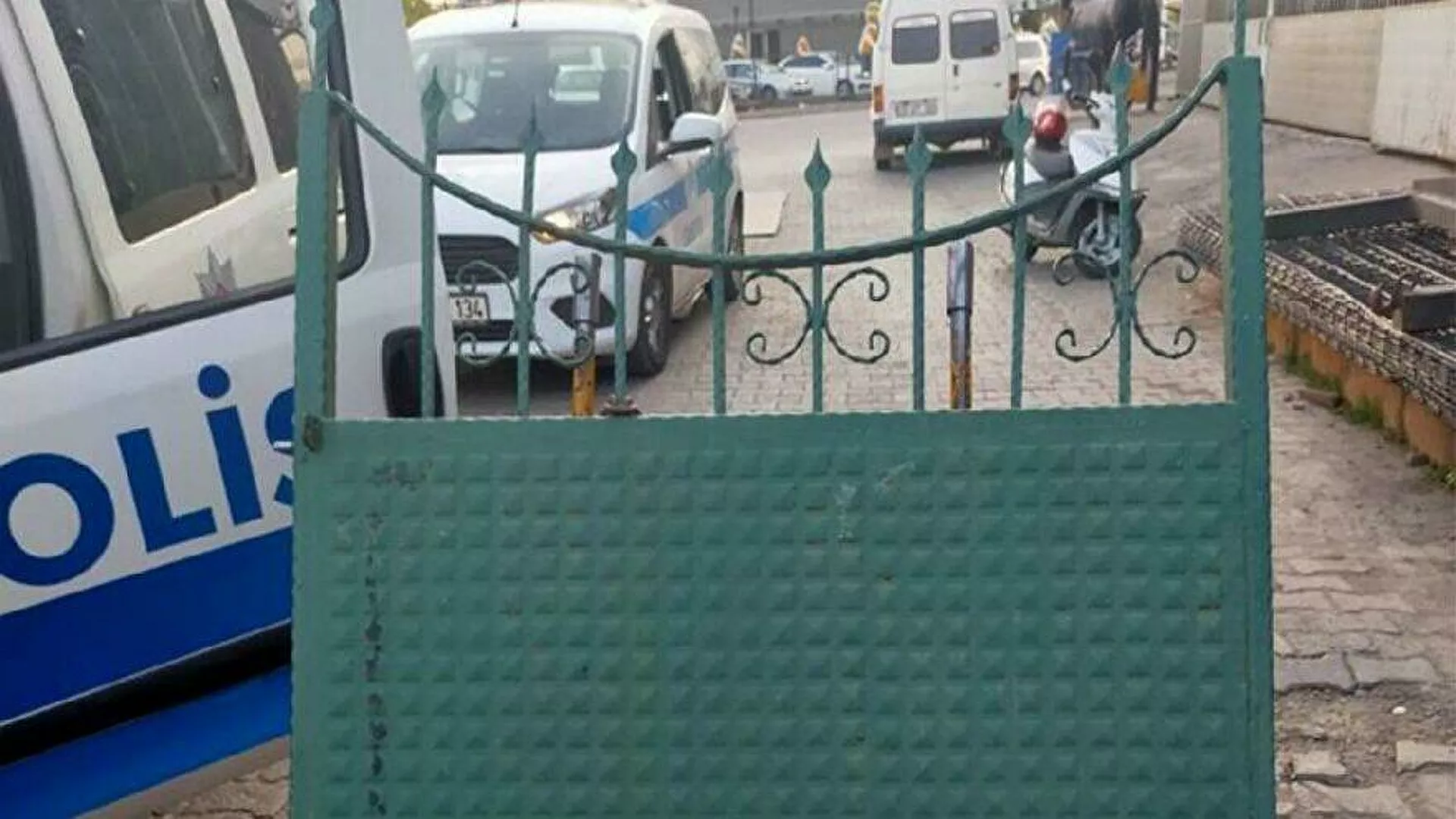 Mezarlığın kapısını çaldılar