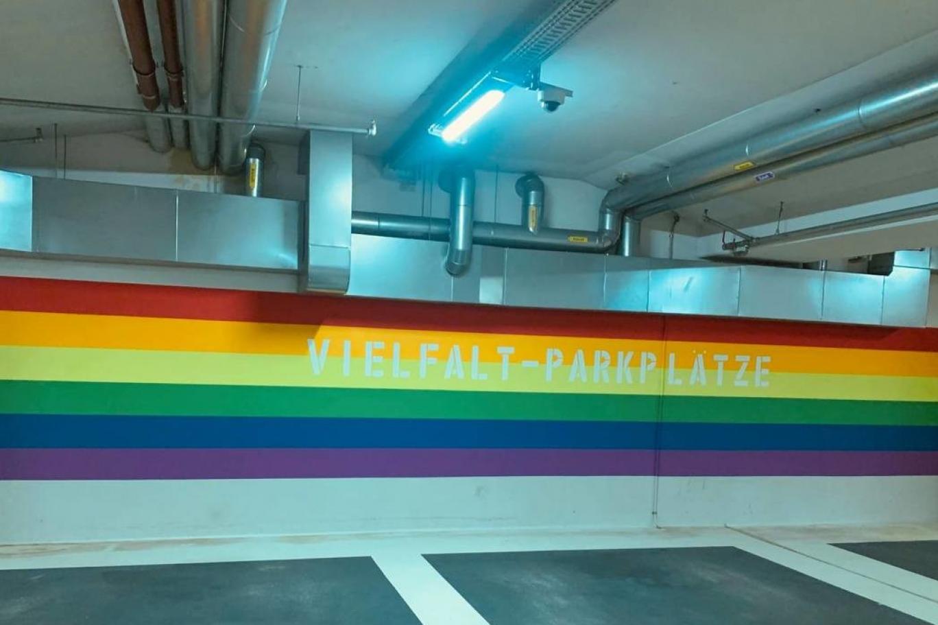 Almanya'da bir otopark, LGBT+ bireyler ve mültecilere özel yer hazırladı