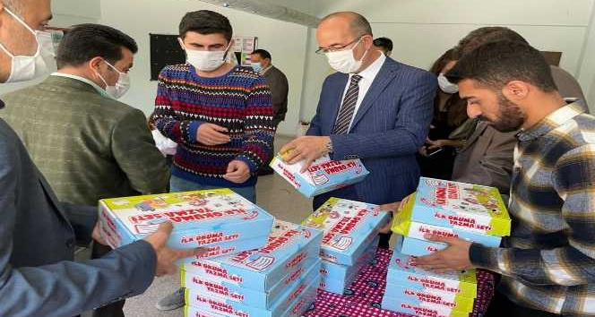 Esendere Belde Belediyesi öğrencilere kitap dağıttı