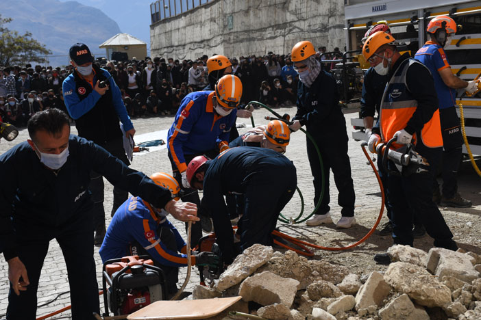 Hakkari'de deprem tatbikatı gerçeğini aratmadı