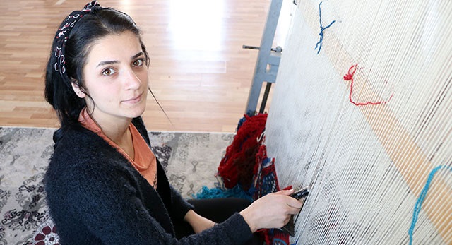 Hemşirelik hayalini kilim dokuyarak gerçekleştirecek