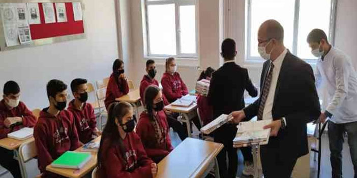 Esendere Belediyesi öğrencilere kitap hediye etti