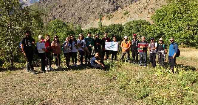 Yüksek rakımlı dağlarda doğa yürüyüşü yaptılar