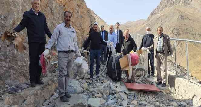 Hakkari-Van karayolu çöplerden temizlendi