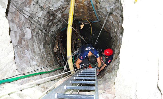 16 metrelik su kuyusuna düşen 2 keçiden 1'i öldü