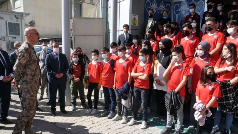 Hakkari Emniyeti 40 öğrenciyi Ankara'ya gönderdi