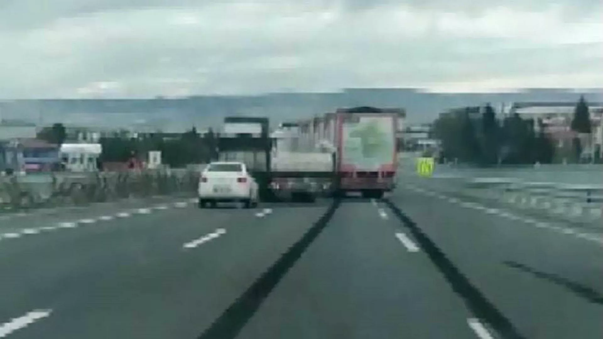 Sürücülerin 'yol verme' inatlaşması kazayla bitti