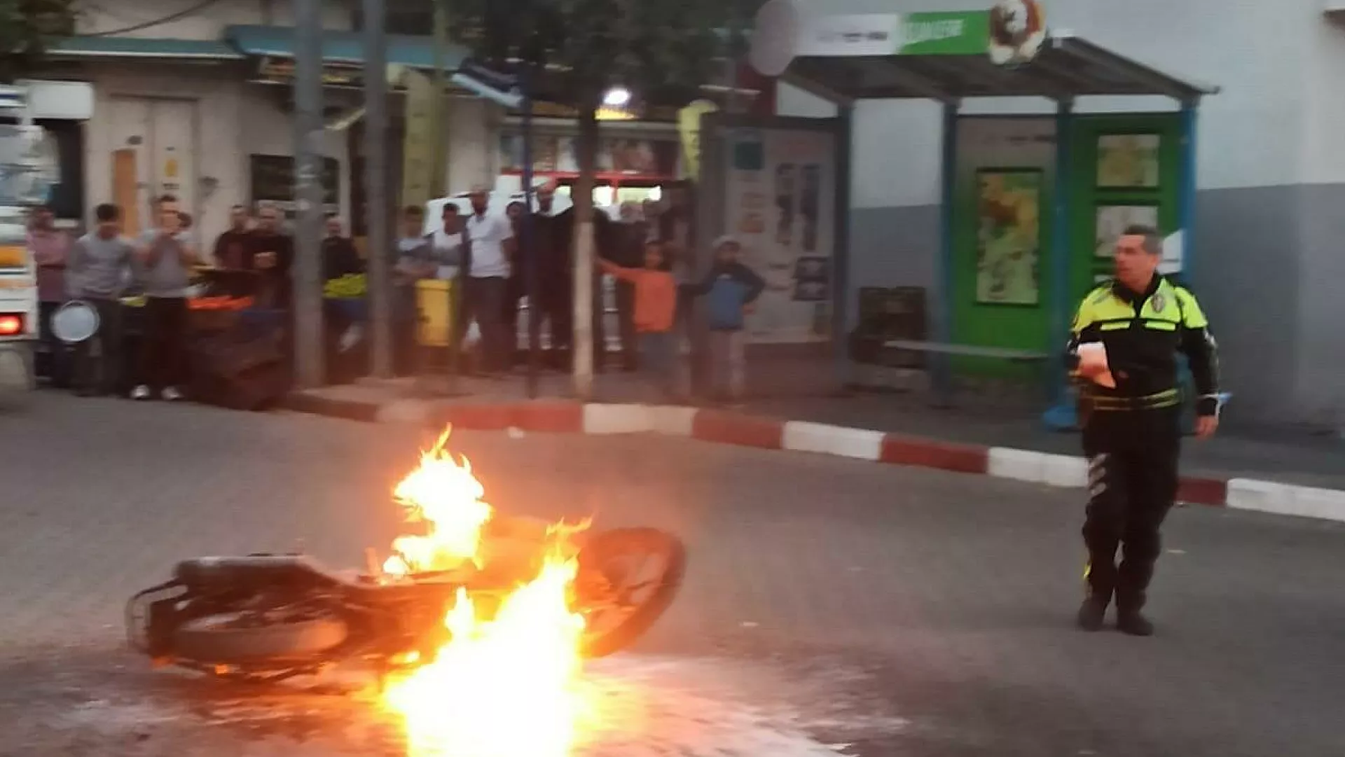 Motosikletini ateşe verdi