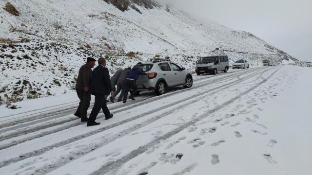 Van'da kar ve sis nedeniyle araçlar yolda mahsur kaldı