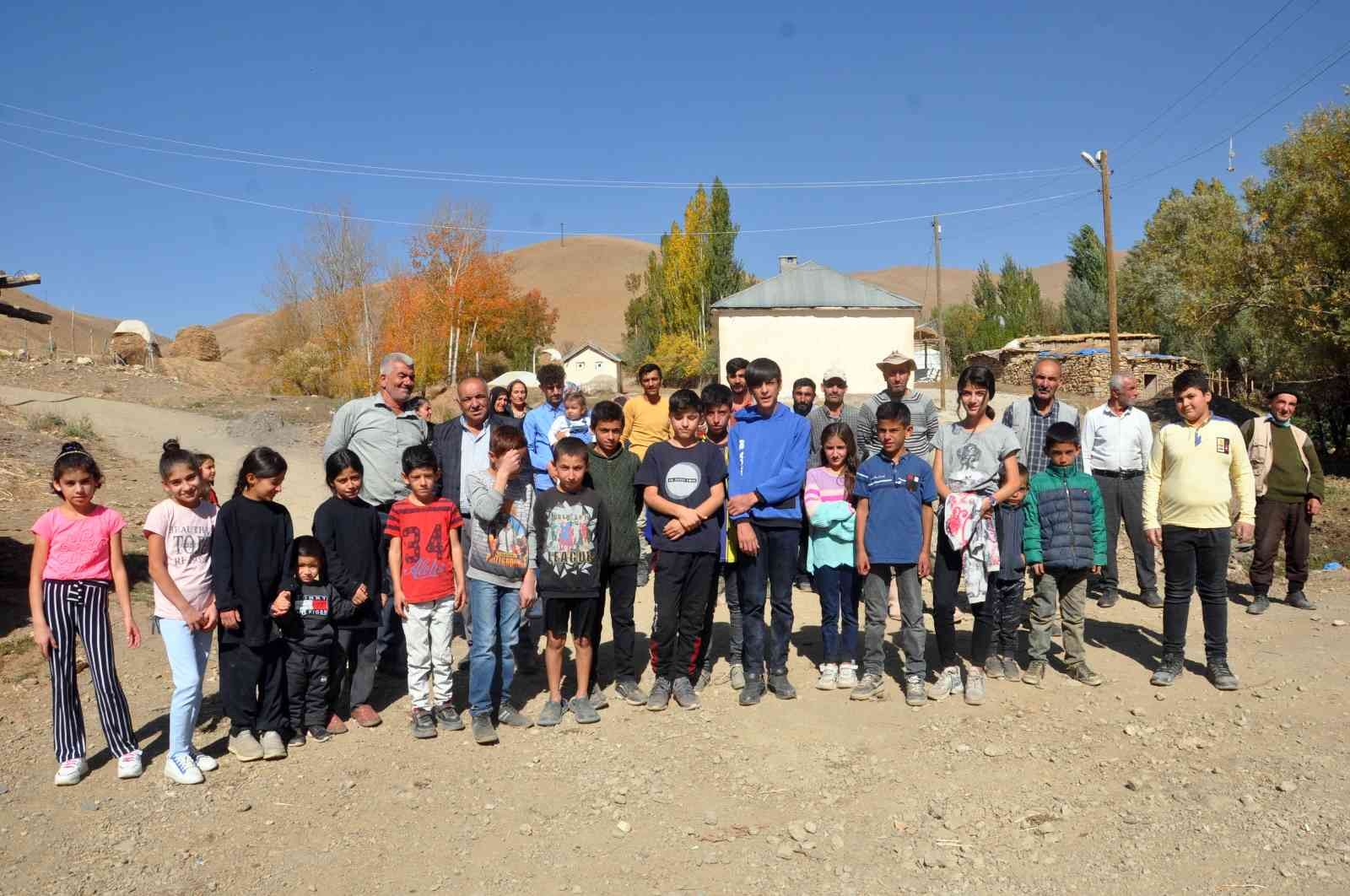 Yüksekova'da Okula ulaşmak için 30 kilometre yol gidiyorlar