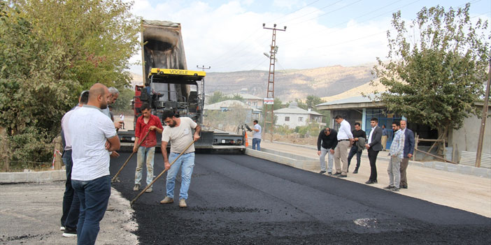 Derecik'te yollar sıcak asfaltla kaplanıyor