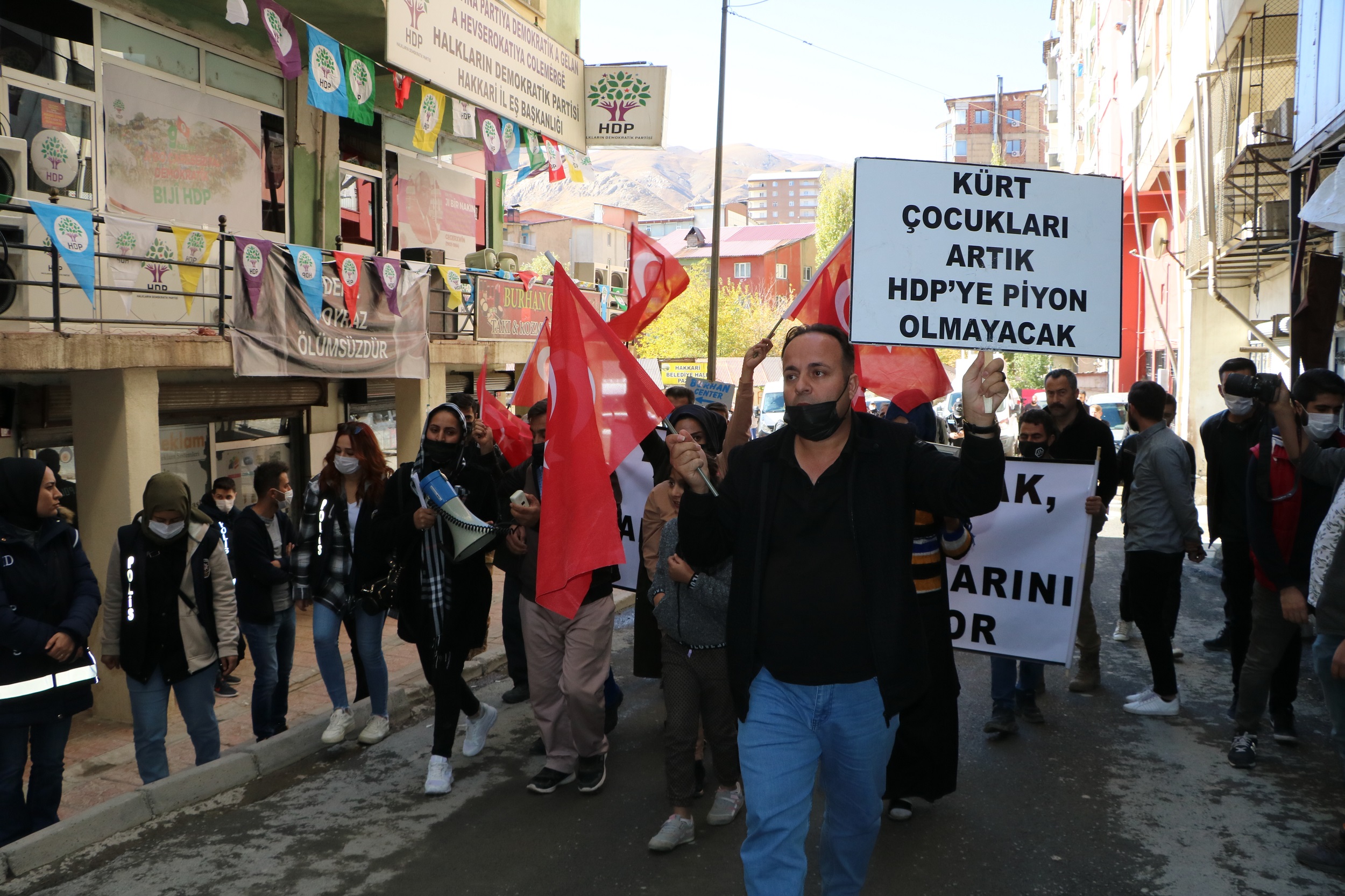 Hakkari'de, HDP binası önündeki eylem 19'uncu haftasında