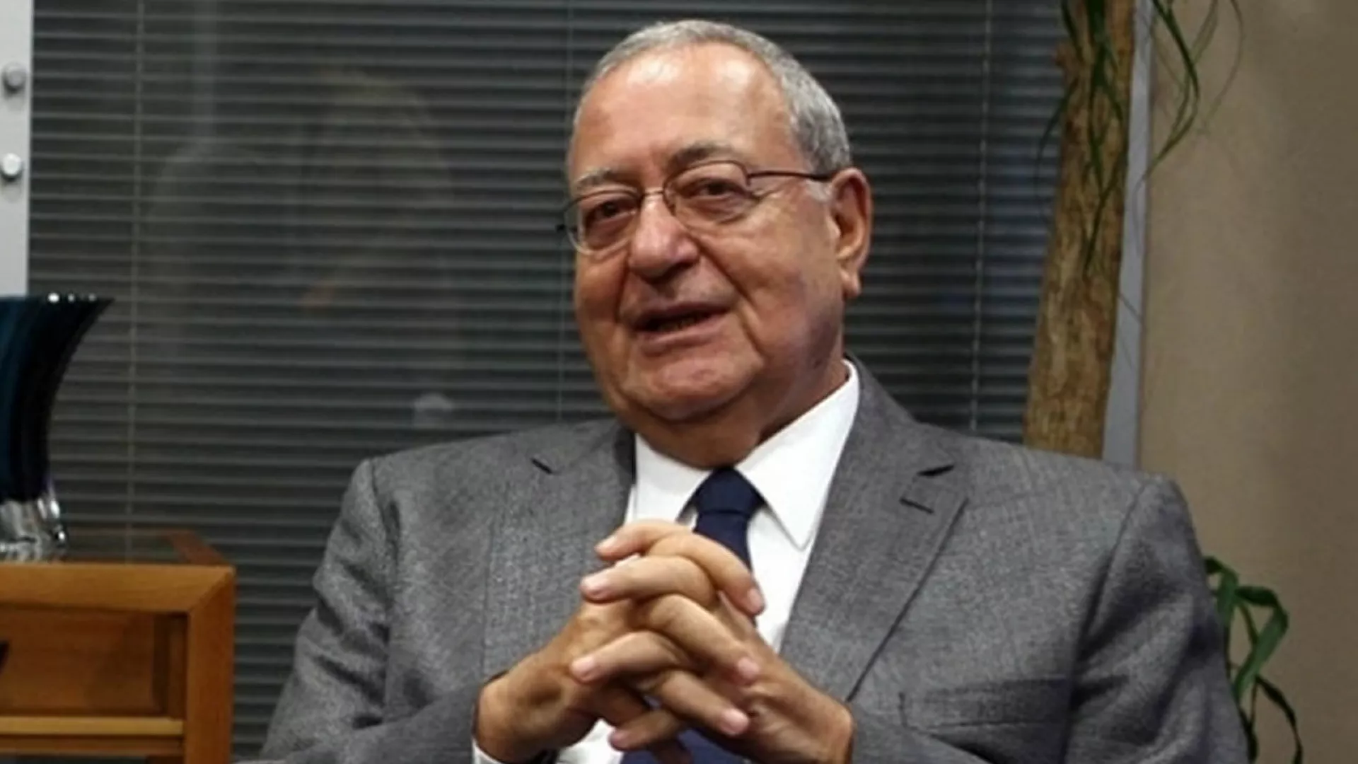 Sabah yazarı Barlas: 10 ülkeyle neredeyse diplomatik ilişkileri kesmek üzereyiz