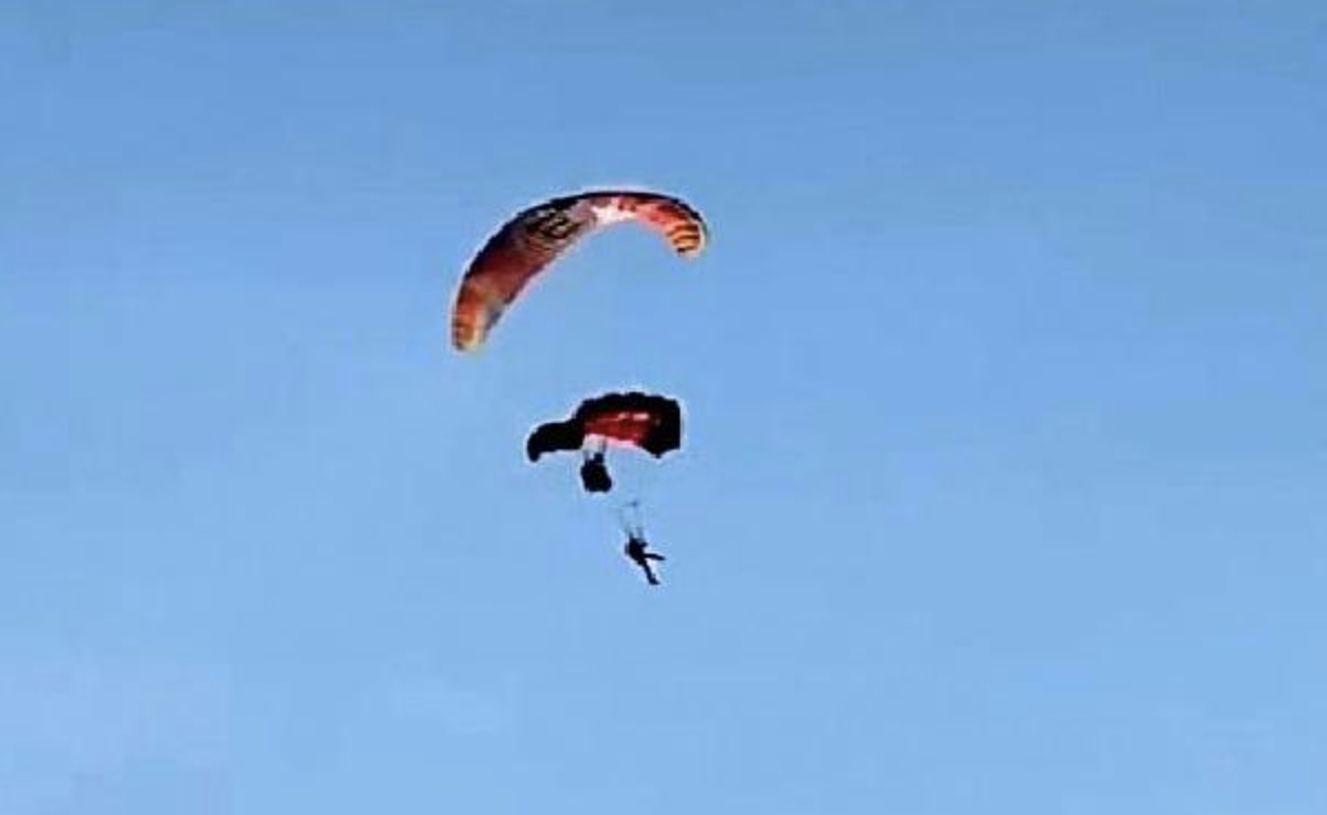 Üç yamaç paraşütü havada çarpıştı