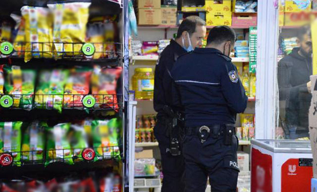 Markette silahlı soygun girişimi