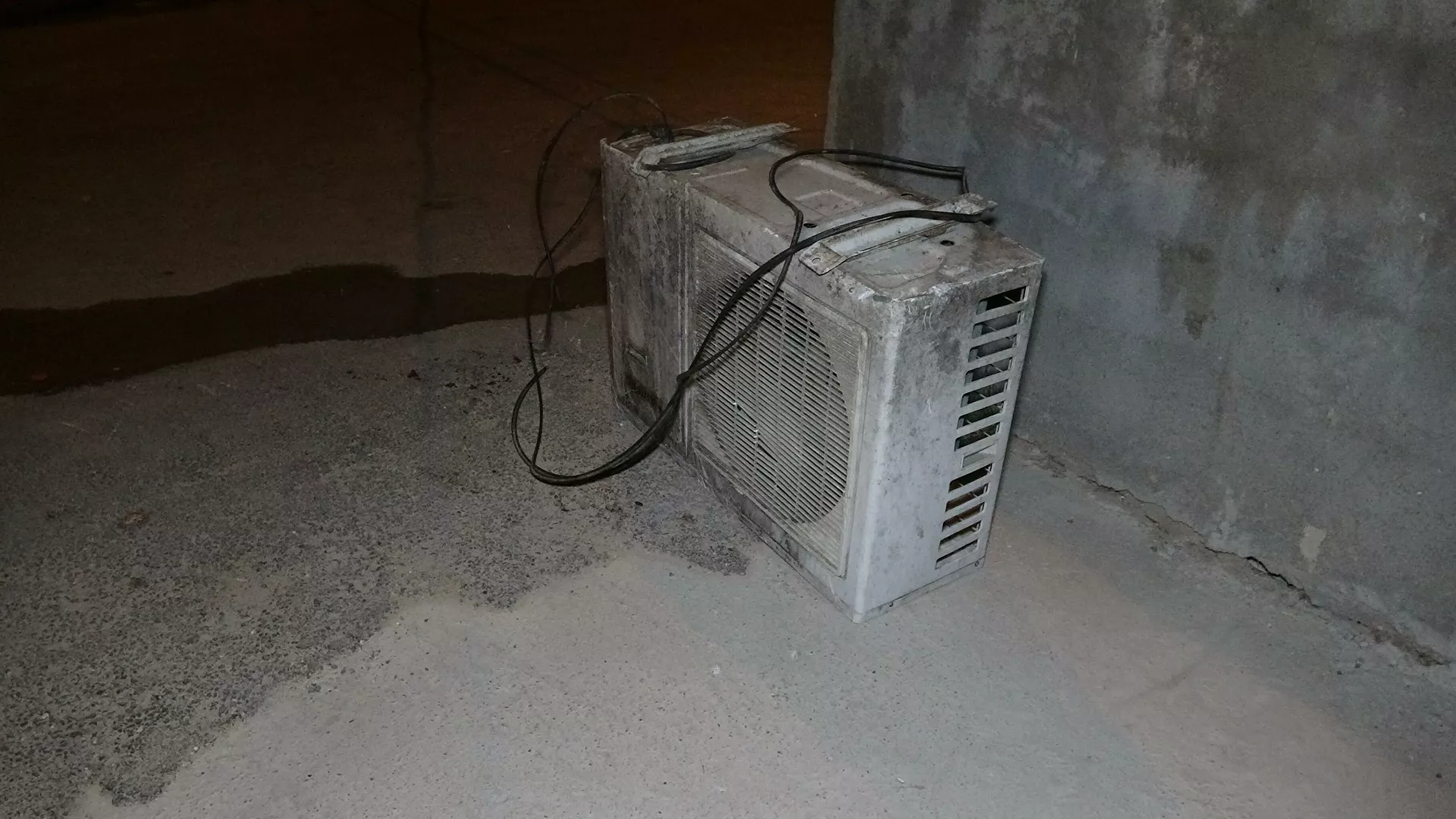 Çaldıkları klima motoru ağır gelince yolda bırakıp kaçtılar