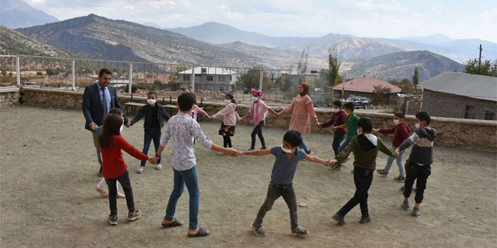 Sınır köyündeki öğrencileri için seferber oldu