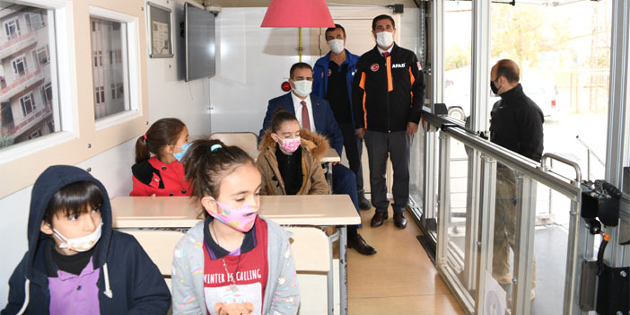 Hakkari'de öğrencilere simülasyon tırında deprem eğitimi verildi