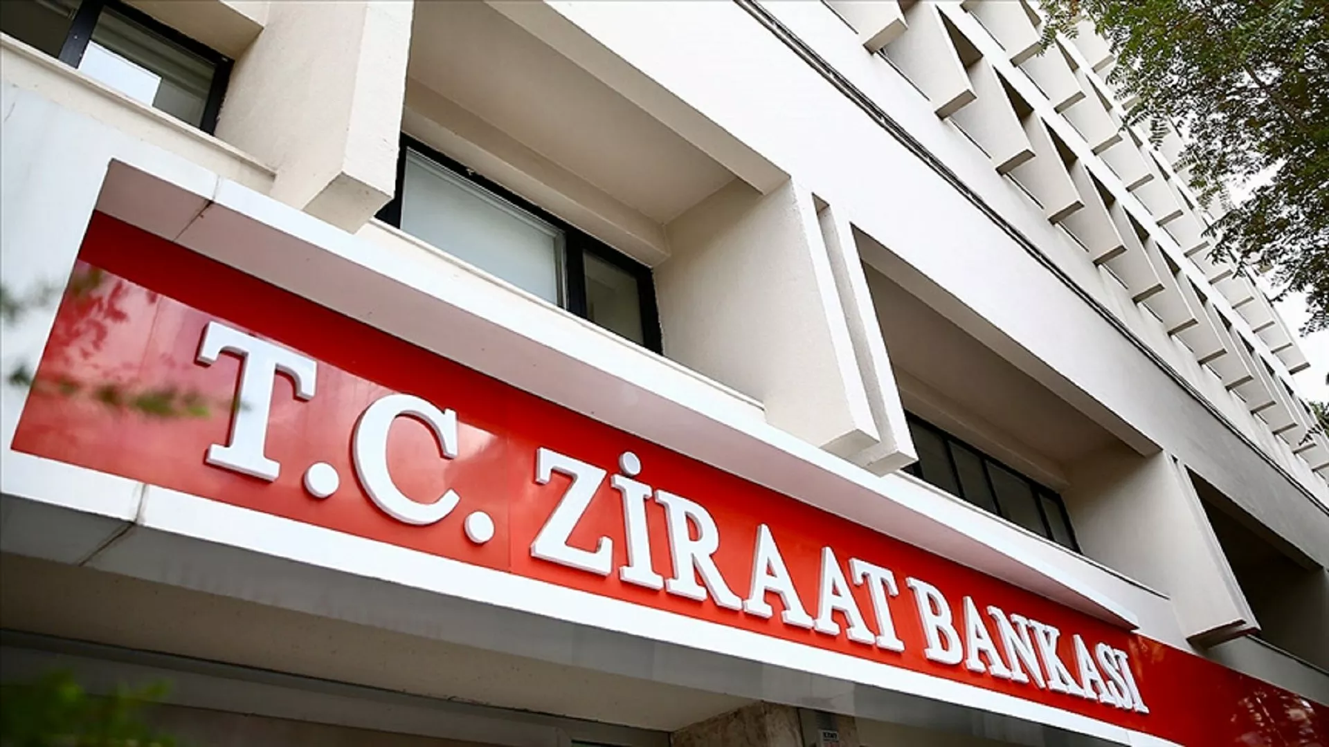 Ziraat Bankası, kredi karşılığı aldığı araziyi yine Demirören'e kiralamış