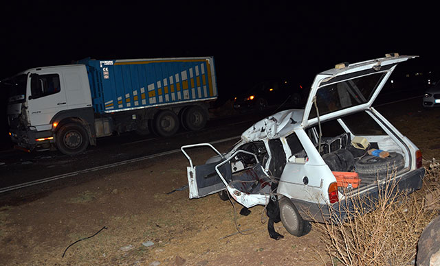 Otomobil ile kamyon çarpıştı: 1 ölü, 5 ağır yaralı