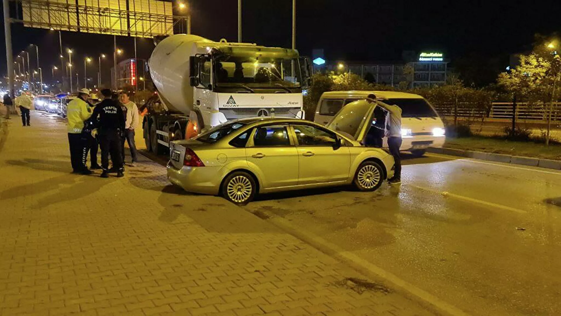 Beton mikseri otomobili metrelerce sürükledi, kadın yolcu sinir krizi geçirdi