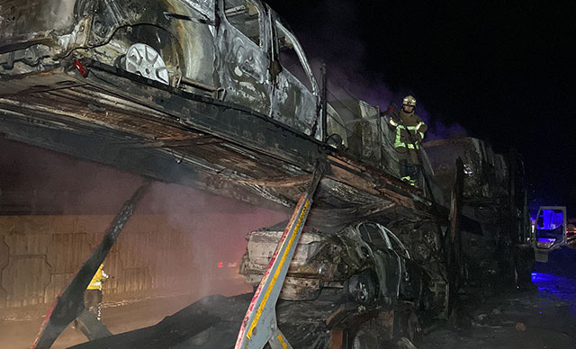 Yanan TIR'ın dorsesinde bulunan 7 sıfır araç küle döndü