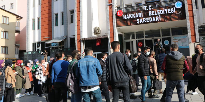 Hakkari'de öğrenciler servis için yürüdü