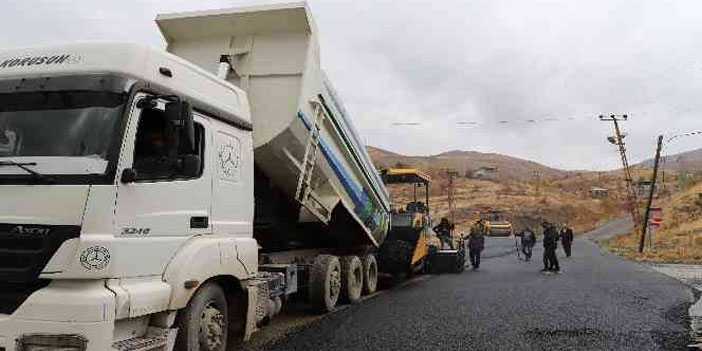 Hakkari'de yol asfaltlama çalışması
