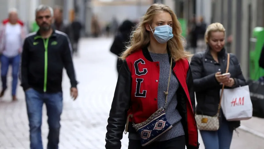 Hollanda'da yeniden maske ve mesafe zorunluğu getiriliyor